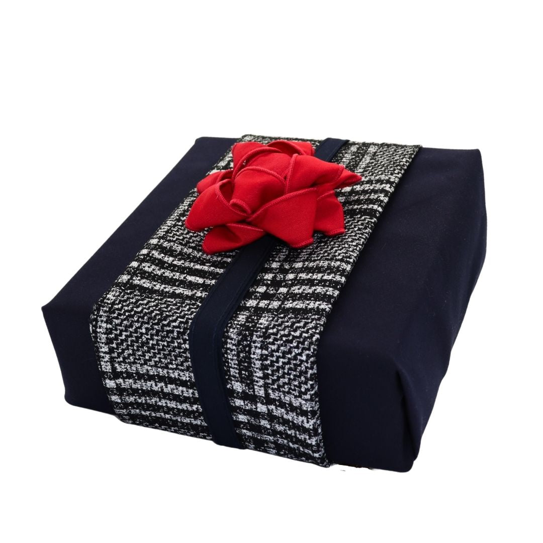 Emballage cadeau réutilisable Vice-Versaᴷᴵᵀ - Bandeau carreaux noir, argent et blanc sur un Furoshiki bleu marin et un chou rouge