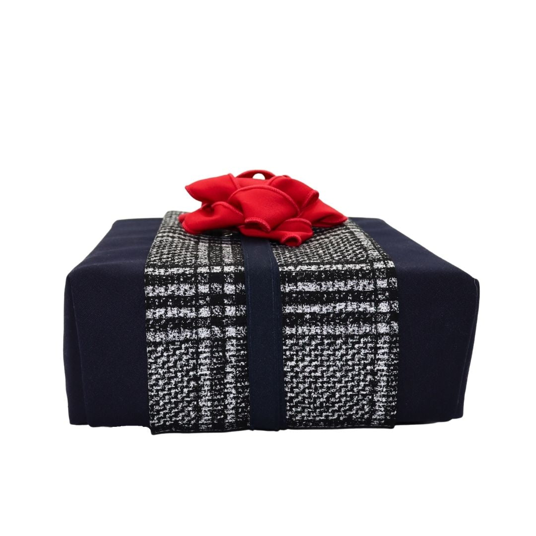 Emballage cadeau réutilisable Vice-Versaᴷᴵᵀ - Bandeau carreaux noir, argent et blanc sur un Furoshiki bleu marin et un chou rouge