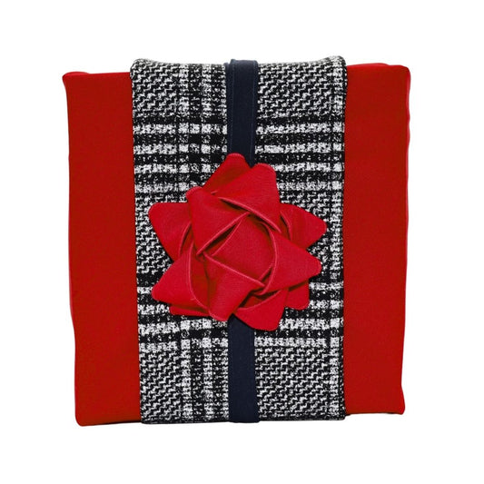 Reusable gift wrapping Vice-Versaᴷᴵᵀ - Black, silver, and white checkered band on a red Furoshiki and a red gift bow