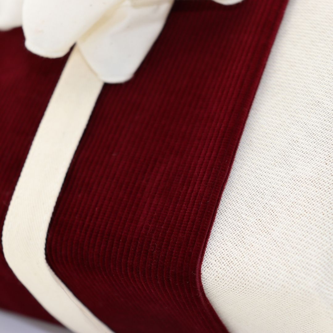 Reusable gift wrapping Vice-Versaᴷᴵᵀ - Burgundy corduroy headband on a cream Furoshiki and a cream cabbage