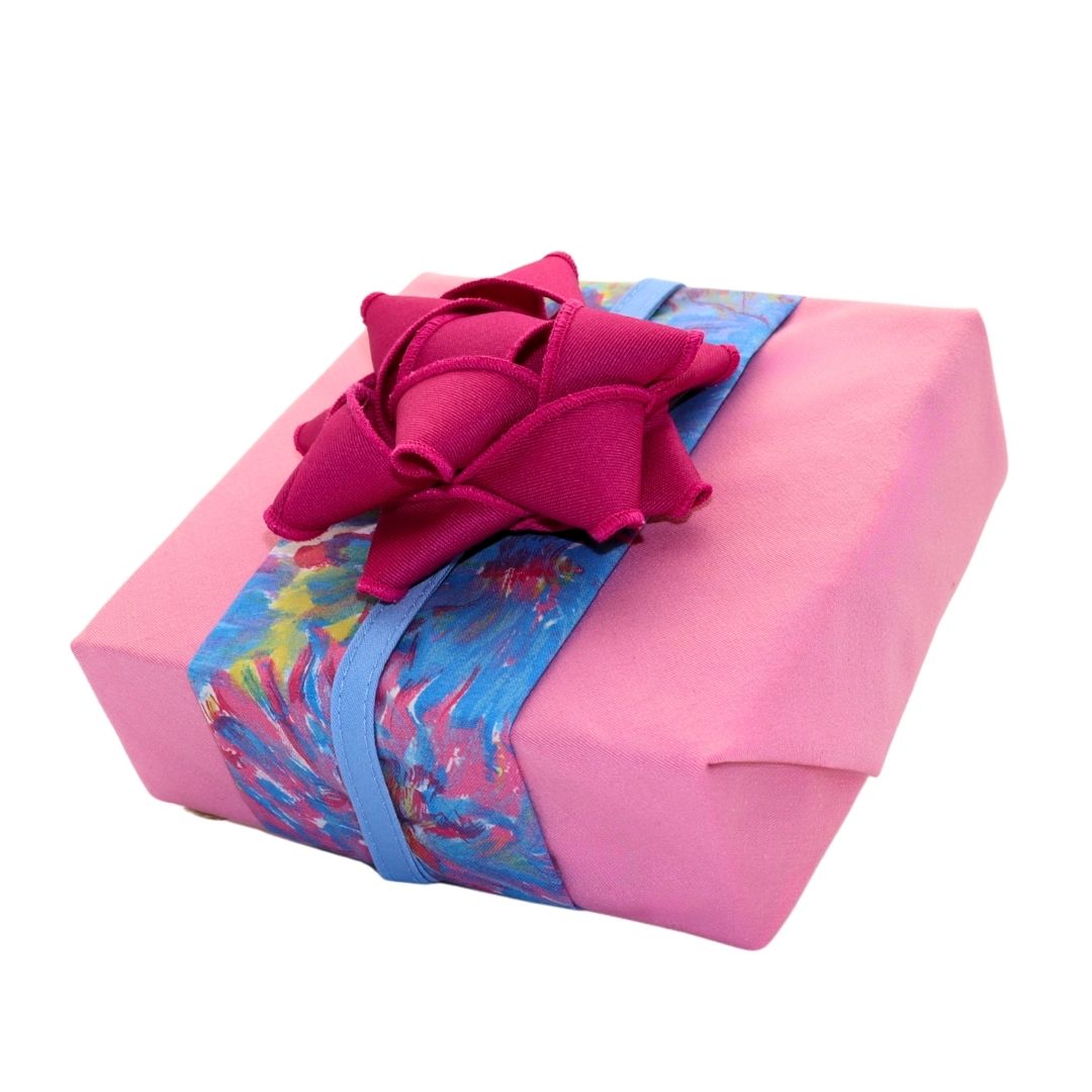 Emballage cadeau réutilisable Vice-Versaᴷᴵᵀ - Bandeau rayures multicolores sur un Furoshiki bleu pâle et un chou blanc