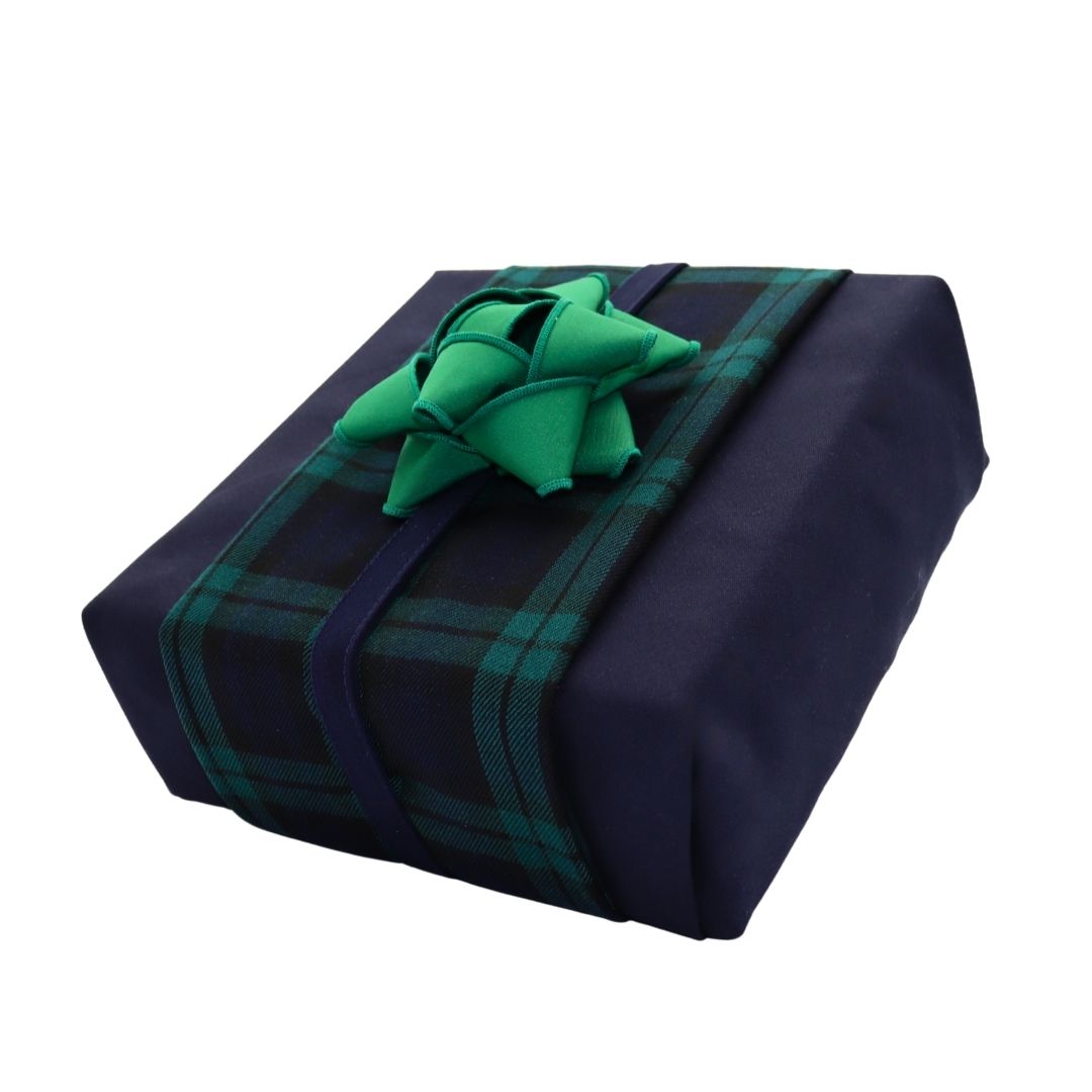 Emballage cadeau réutilisable Vice-Versaᴷᴵᵀ - Bandeau bleu marin et vert forêt sur un Furoshiki bleu marin et un chou velours vert forêt
