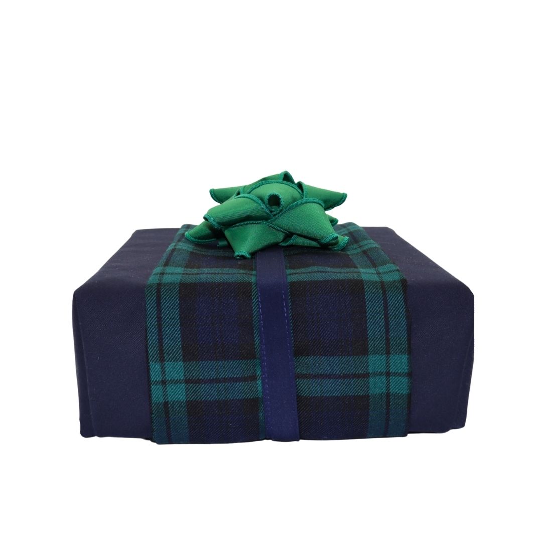 Emballage cadeau réutilisable Vice-Versaᴷᴵᵀ - Bandeau bleu marin et vert forêt sur un Furoshiki bleu marin et un chou velours vert forêt