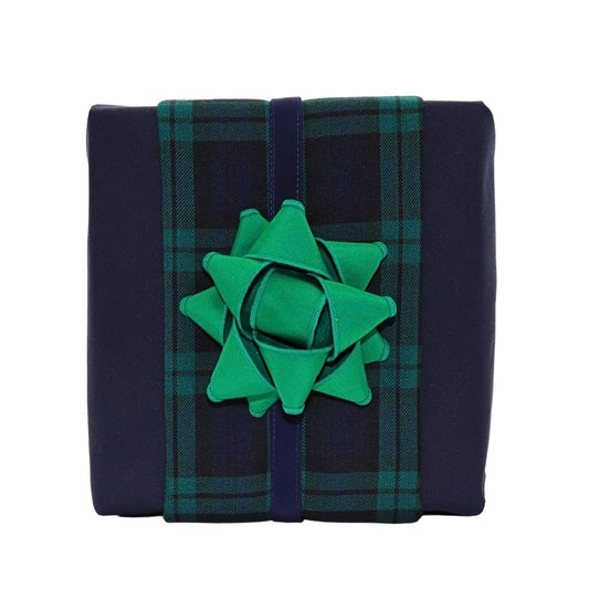 Reusable gift wrapping Vice-Versaᴷᴵᵀ - Navy blue and forest green band on a navy blue Furoshiki and a forest green velvet gift bow