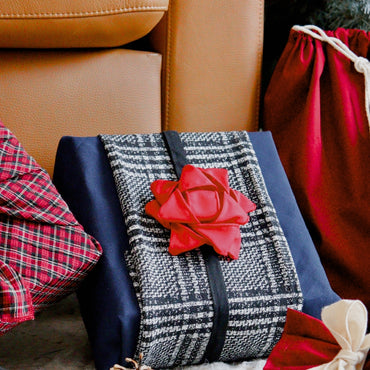 Reusable gift wrapping Vice-Versaᴷᴵᵀ - Black, silver, and white checkered band on a navy blue Furoshiki and a red gift bow