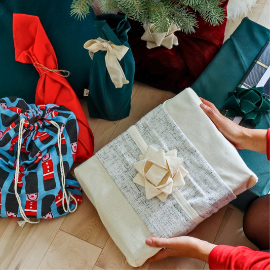 Reusable gift wrapping Vice-Versaᴷᴵᵀ - Cream wool blend band with navy blue thread on a cream Furoshiki and a cream gift bow