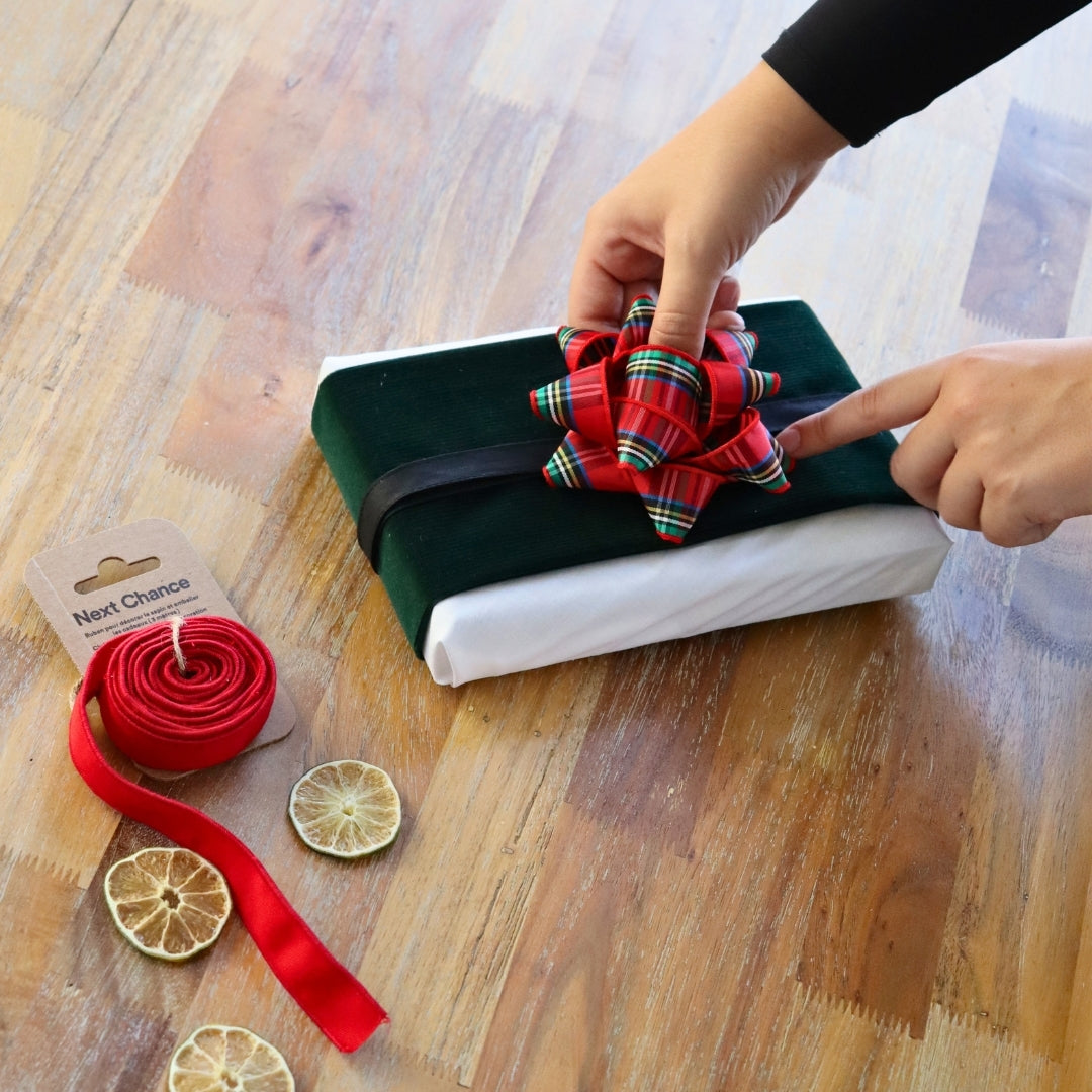 Reusable gift wrapping Vice-Versaᴷᴵᵀ - Forest green corduroy headband on a white Furoshiki and a red and green tartan cabbage