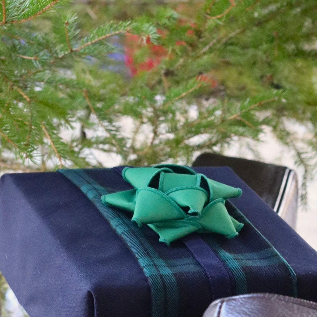 Emballage cadeau réutilisable Vice-Versaᴷᴵᵀ - Bandeau bleu marin et vert forêt sur un Furoshiki bleu marin et un chou velours vert forêt