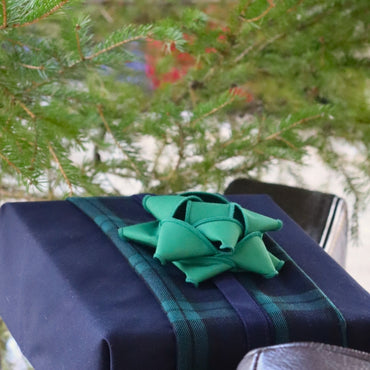 Reusable gift wrapping Vice-Versaᴷᴵᵀ - Navy blue and forest green band on a navy blue Furoshiki and a forest green velvet gift bow
