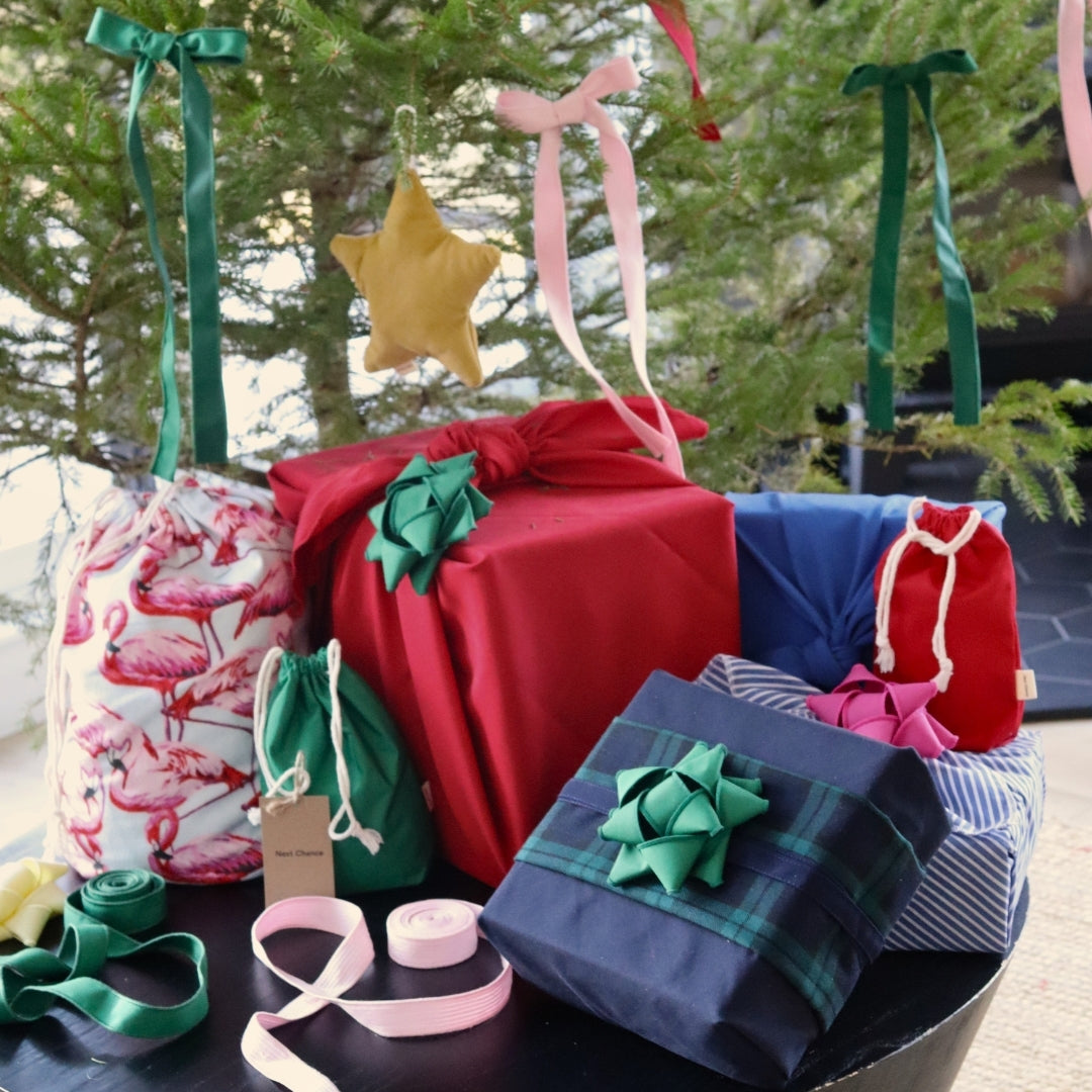 Emballage cadeau réutilisable Vice-Versaᴷᴵᵀ - Bandeau bleu marin et vert forêt sur un Furoshiki bleu marin et un chou velours vert forêt
