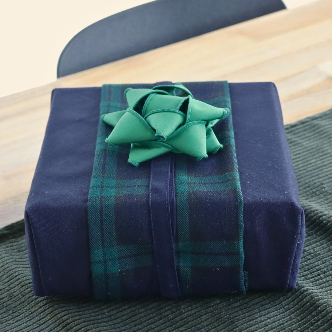 Emballage cadeau réutilisable Vice-Versaᴷᴵᵀ - Bandeau bleu marin et vert forêt sur un Furoshiki bleu marin et un chou velours vert forêt