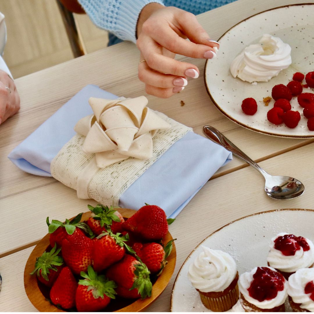 Reusable gift wrapping Vice-Versaᴷᴵᵀ - Cream lace band on a sky blue Furoshiki and a cream gift bow