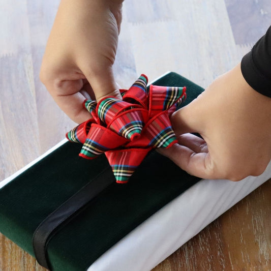 Reusable gift wrapping Vice-Versaᴷᴵᵀ - Forest green corduroy band on a white Furoshiki and a red and green tartan gift bow