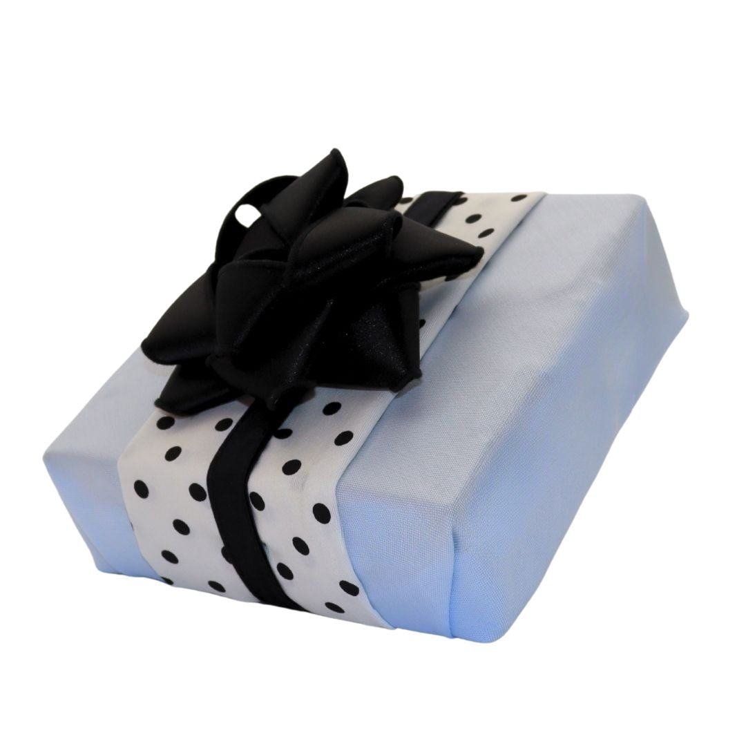 Emballage cadeau réutilisable Vice-Versaᴷᴵᵀ - Bandeau blanc picoté noir sur un Furoshiki bleu ciel et un chou noir