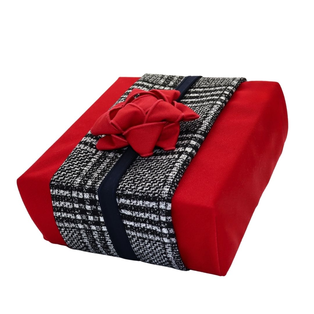 Reusable gift wrapping Vice-Versaᴷᴵᵀ - Black, silver, and white checkered headband on a red Furoshiki and a red cabbage