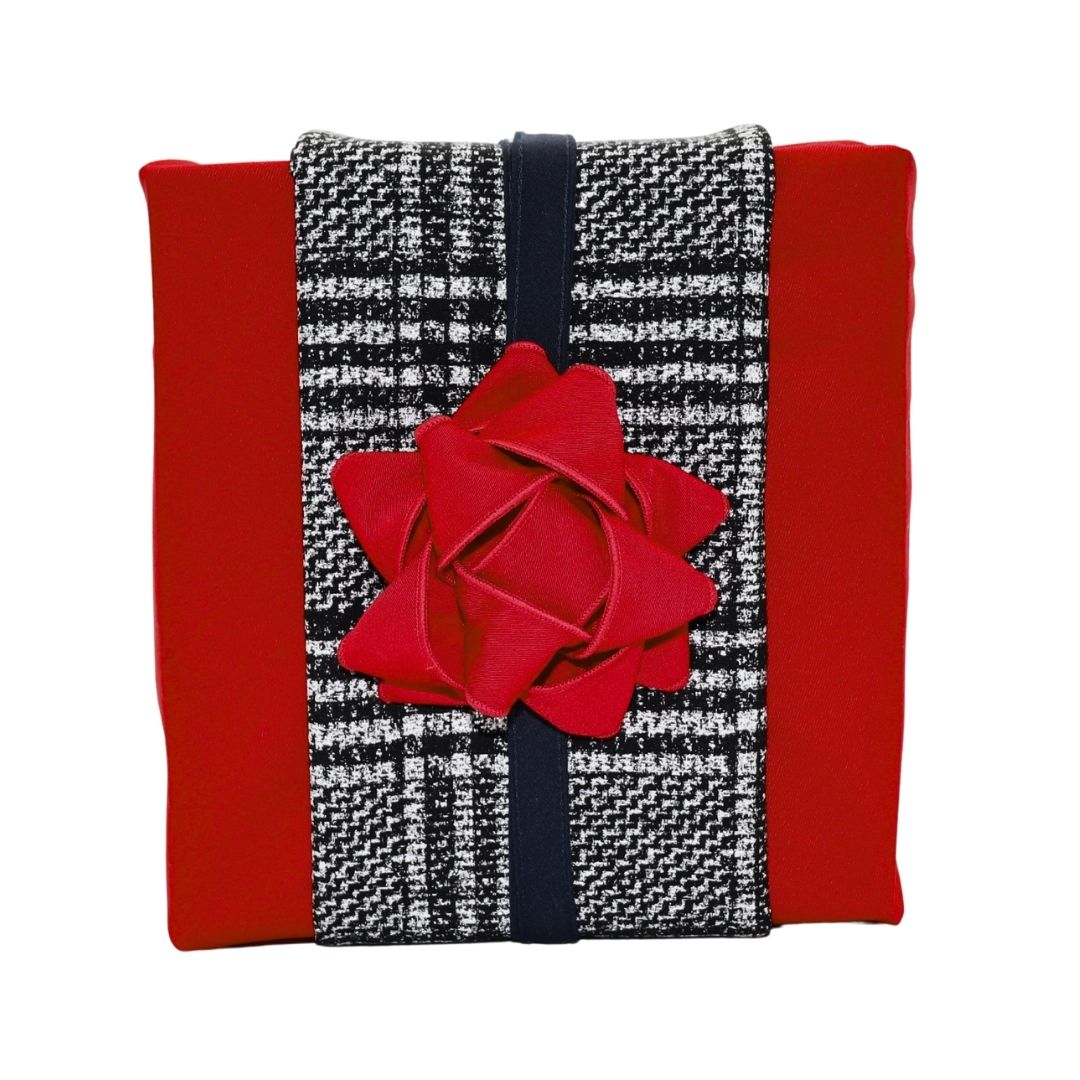 Reusable gift wrapping Vice-Versaᴷᴵᵀ - Black, silver, and white checkered headband on a red Furoshiki and a red cabbage