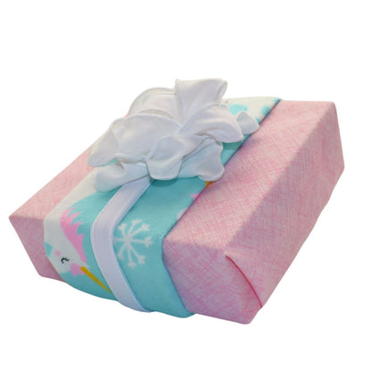 Emballage cadeau réutilisable Vice-Versaᴷᴵᵀ - Bandeau bleu avec motifs licorne sur un Furoshiki rose pâle et un chou blanc