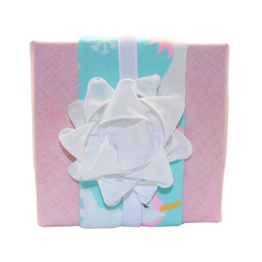 Emballage cadeau réutilisable Vice-Versaᴷᴵᵀ - Bandeau bleu avec motifs licorne sur un Furoshiki rose pâle et un chou blanc