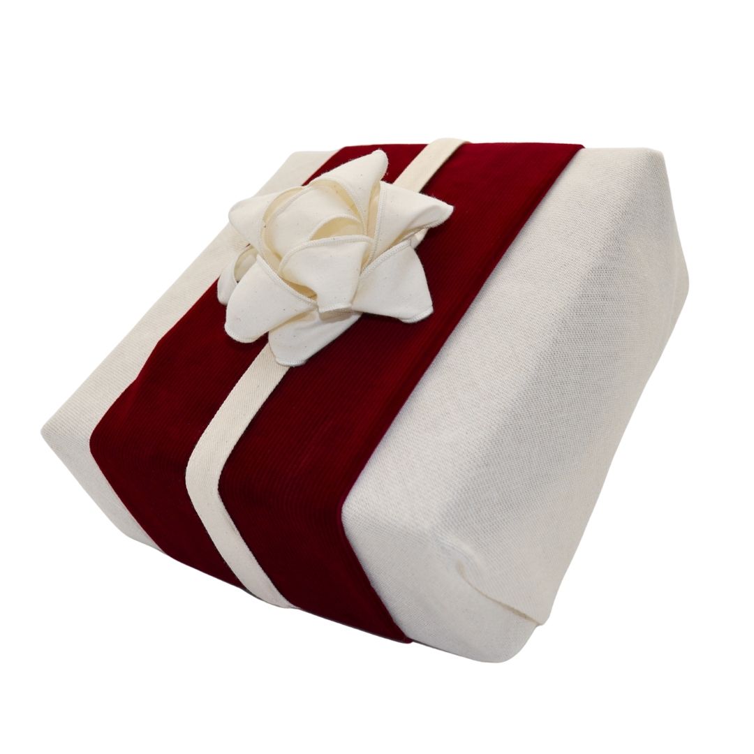 Reusable gift wrapping Vice-Versaᴷᴵᵀ - Burgundy corduroy headband on a cream Furoshiki and a cream cabbage