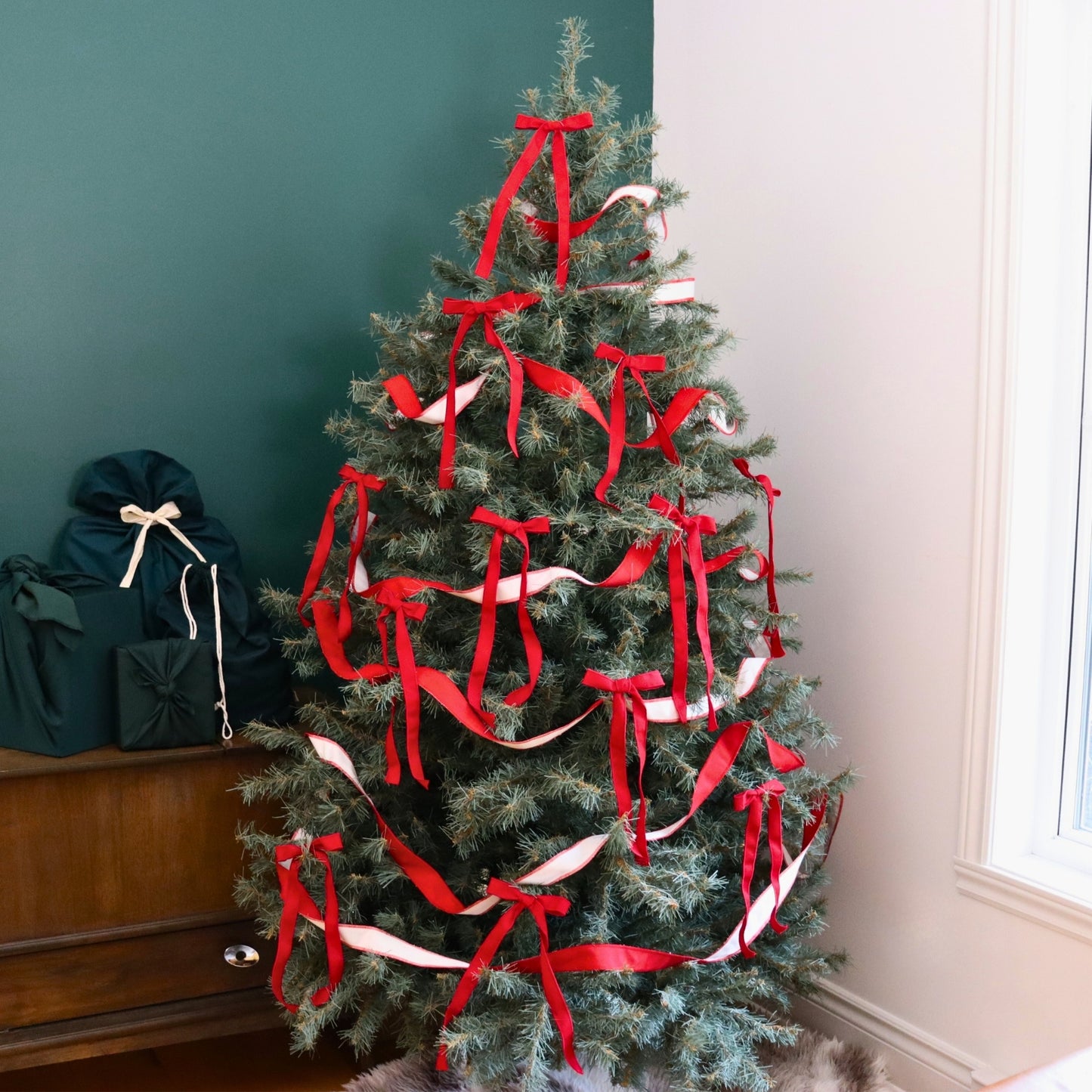 Set of 12 bows and 2 twisted garlands for the Christmas tree - Traditional