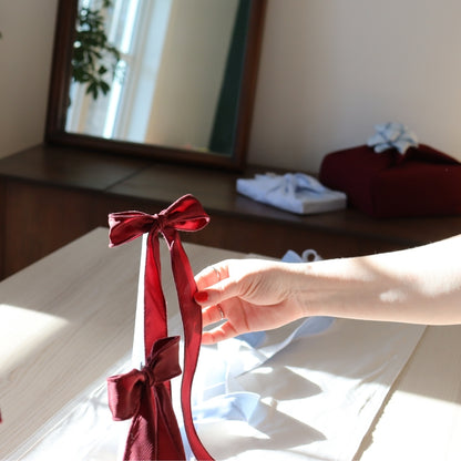 Boucle longue large avec pince - Satin bourgogne avec lignes embossées