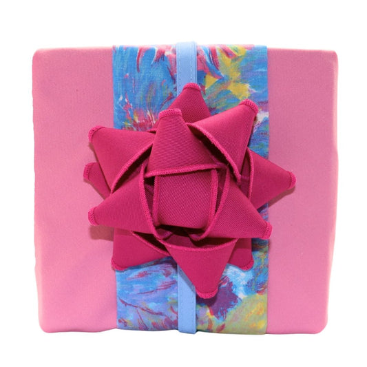 Emballage cadeau réutilisable Vice-Versaᴷᴵᵀ - Bandeau rayures multicolores sur un Furoshiki bleu pâle et un chou blanc