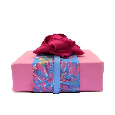 Emballage cadeau réutilisable Vice-Versaᴷᴵᵀ - Bandeau rayures multicolores sur un Furoshiki bleu pâle et un chou blanc