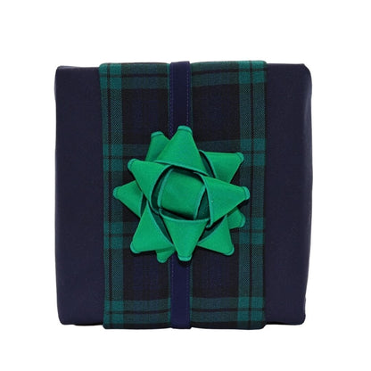 Emballage cadeau réutilisable Vice-Versaᴷᴵᵀ - Bandeau bleu marin et vert forêt sur un Furoshiki bleu marin et un chou velours vert forêt