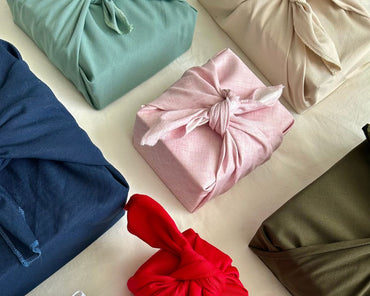 Furoshiki - Rose pâle avec imprimés monochromes