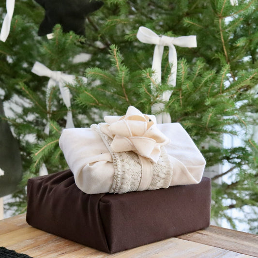 Emballage cadeau réutilisable Vice-Versaᴷᴵᵀ - Bandeau dentelle crème sur un Furoshiki bleu ciel et un chou crème