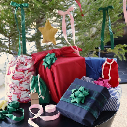 Emballage cadeau réutilisable Vice-Versaᴷᴵᵀ - Bandeau bleu marin et vert forêt sur un Furoshiki bleu marin et un chou velours vert forêt