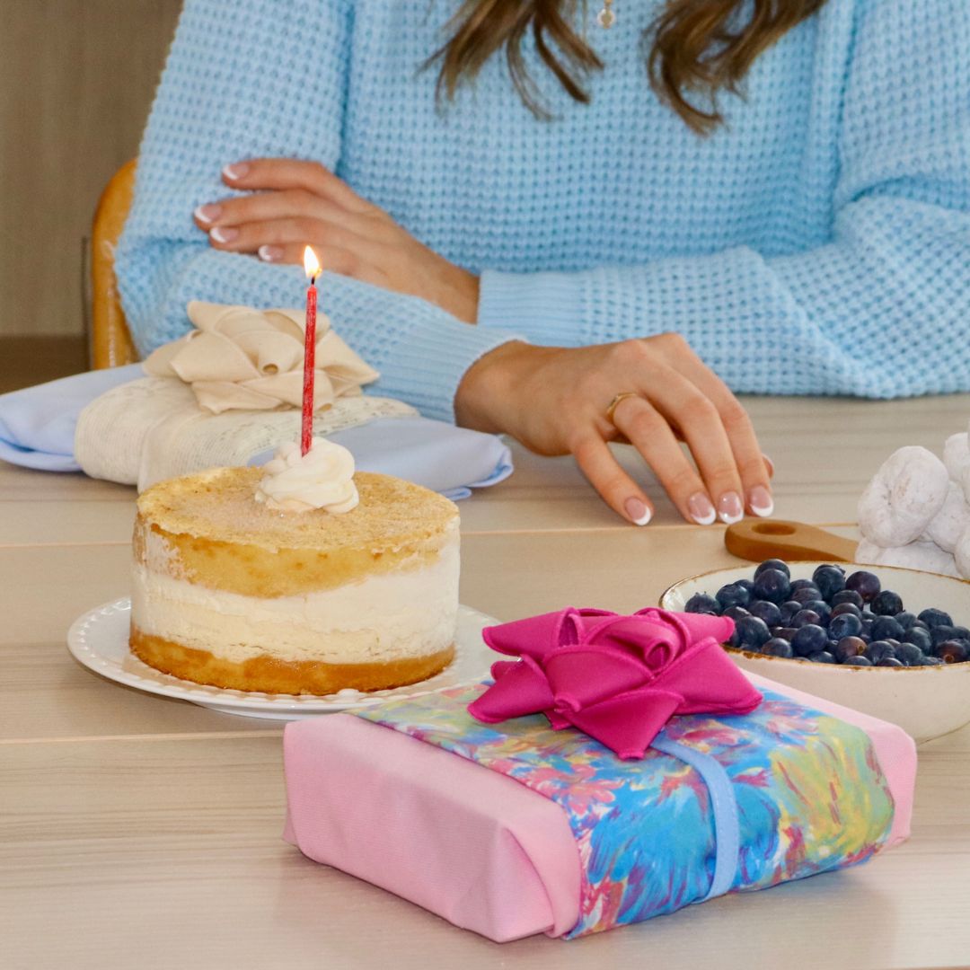 emballages cadeaux en tissu avec un gâteau anniversaire