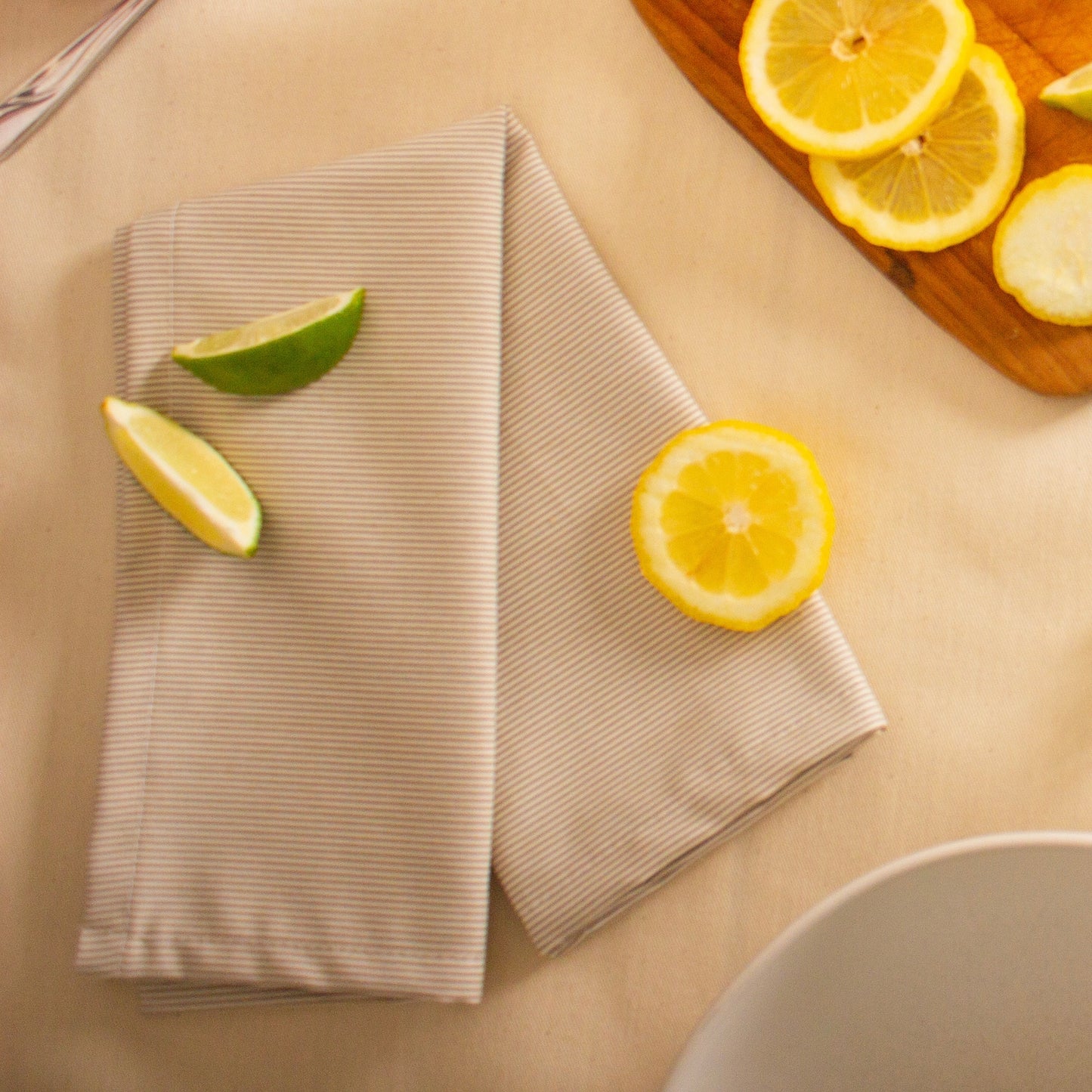 Ensemble de 2 serviettes de table - Fines rayures sable et crème