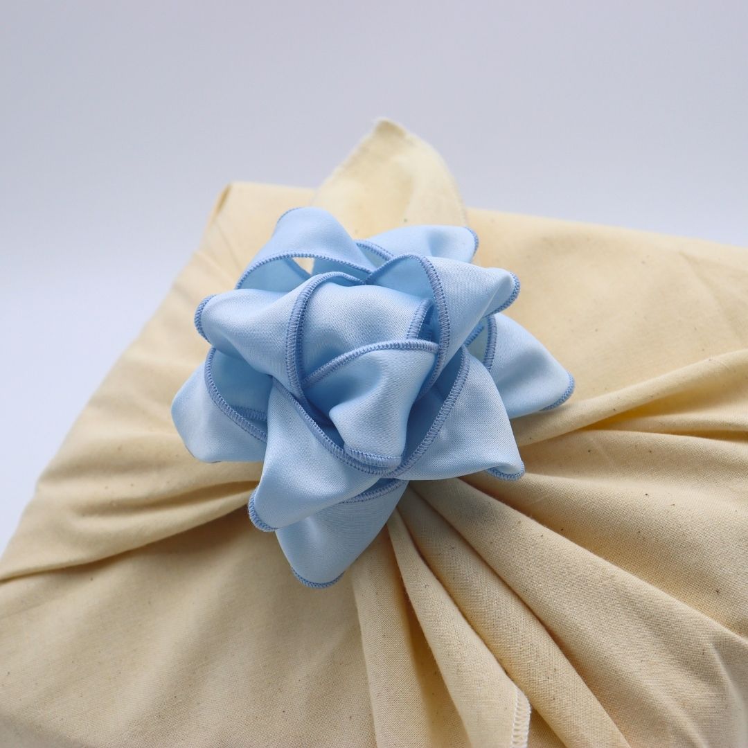 Chou à cadeau en tissu - Effet soie bleu ciel