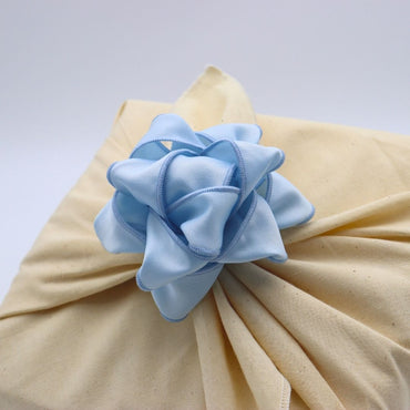 Chou à cadeau en tissu - Effet soie bleu ciel