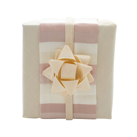 Reusable gift wrapping Vice-Versaᴷᴵᵀ - Multicolored striped band on a light blue Furoshiki and a white bow