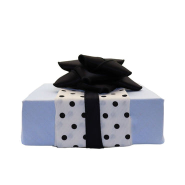 Emballage cadeau réutilisable Vice-Versaᴷᴵᵀ - Bandeau blanc picoté noir sur un Furoshiki bleu ciel et un chou noir