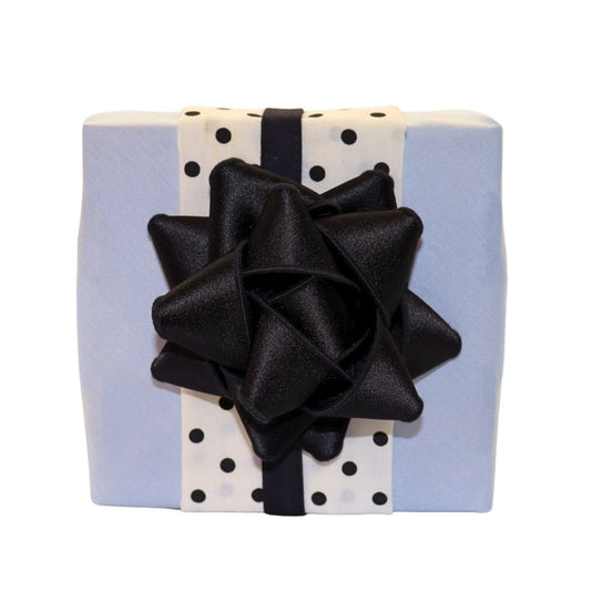 Emballage cadeau réutilisable Vice-Versaᴷᴵᵀ - Bandeau blanc picoté noir sur un Furoshiki bleu ciel et un chou noir