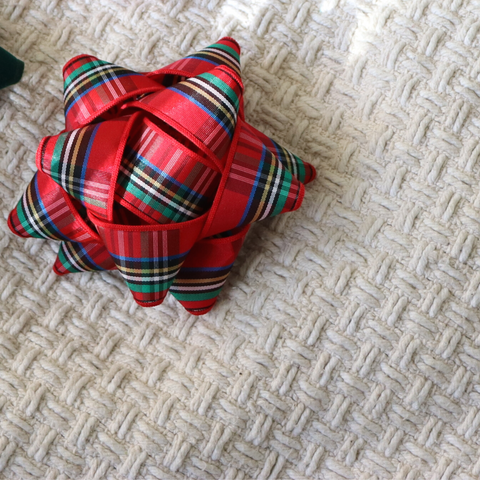 Reusable gift bow made of recycled fabric - Festive checkered
