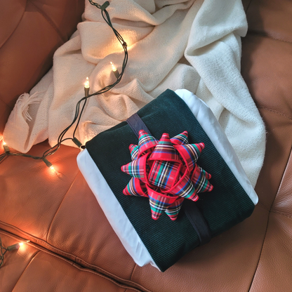 Reusable gift wrapping Vice-Versaᴷᴵᵀ - Forest green corduroy headband on a white Furoshiki and a red and green tartan cabbage